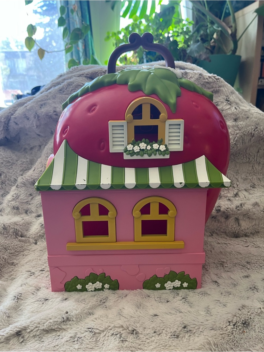 Strawberry Shortcake Carry Case Dollhouse Style Playset House